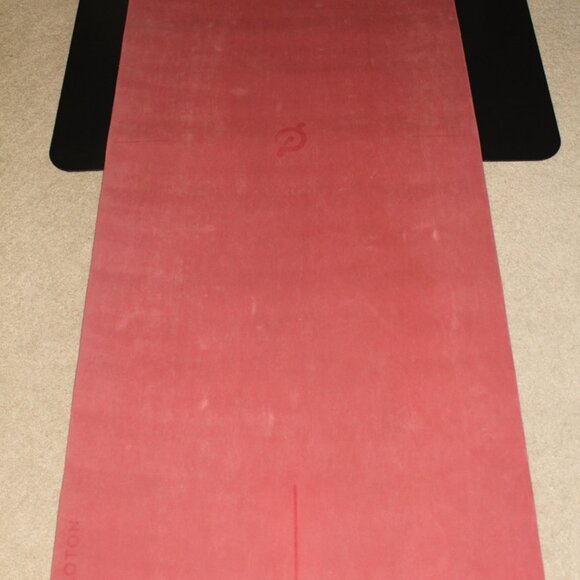 Peloton Red Black Reversible Workout Mat Yoga 70"x26" 5mm Thick Rubber - Picture 3 of 3